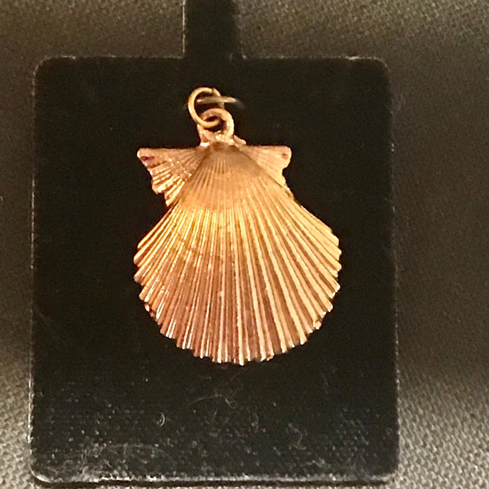 🔴 $5 or 3 for $12 Gold tone Shell Pendant